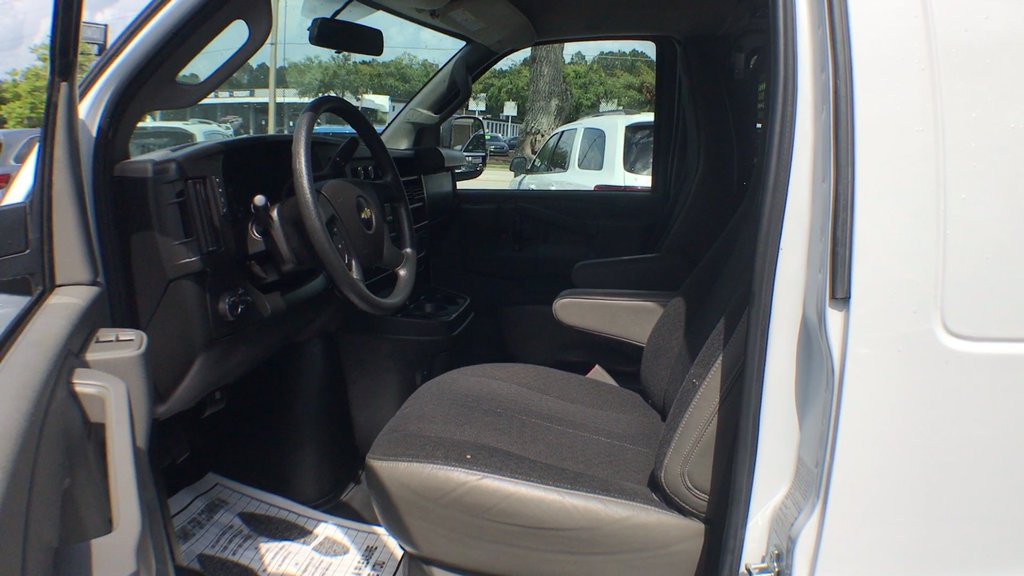 2018%20%20Chevrolet%202500%20Express%20Cargo%20van%20(6).jpg