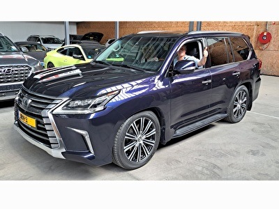 Lexus LX 570 5.7 L V8 3 row