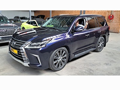 Lexus LX 570 5.7 L V8 3 Row
