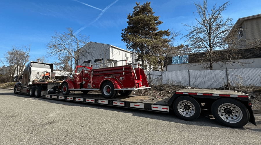 Transport spécial depuis les États-Unis : gros véhicule, voiture ancienne, véhicule de la Seconde Guerre mondiale, camion de pompiers ou bus.