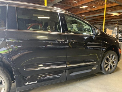 Chrysler Pacifica Limited wheelchair van