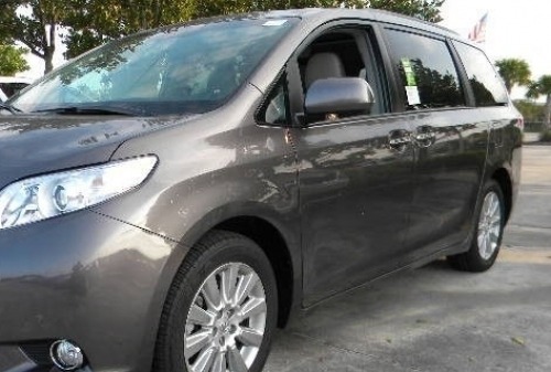 Toyota Sienna minivan FWD / AWD 7 / 8 passagiers