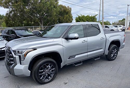 Toyota Tundra Limited 4x4 CrewMax (Crewcab). Völlig neu und mit allem Luxus.