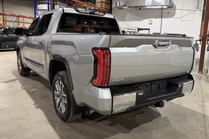 Toyota Tundra avec une capacité de remorquage de 3 500 kg / PTRA